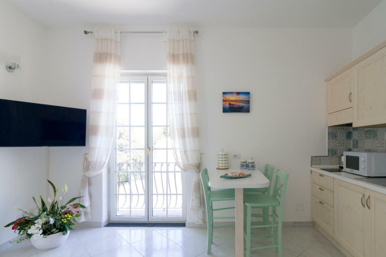 Aquamarine Relaxing Capri Suites מראה חיצוני תמונה